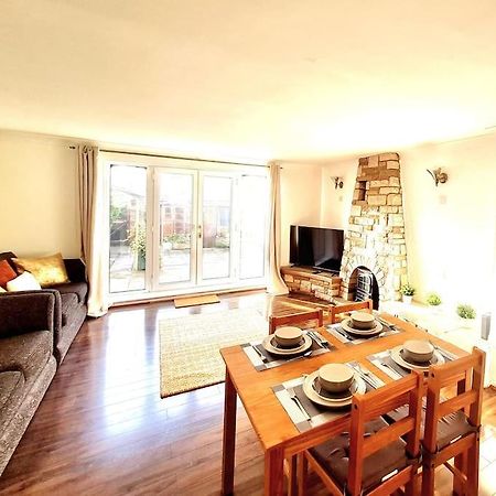 Cosy Luxurious 3 Bedroom House, Free Parking, Free Wifi, Private Garden, Free Netflix Havering المظهر الخارجي الصورة