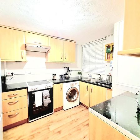 Cosy Luxurious 3 Bedroom House, Free Parking, Free Wifi, Private Garden, Free Netflix Havering المظهر الخارجي الصورة