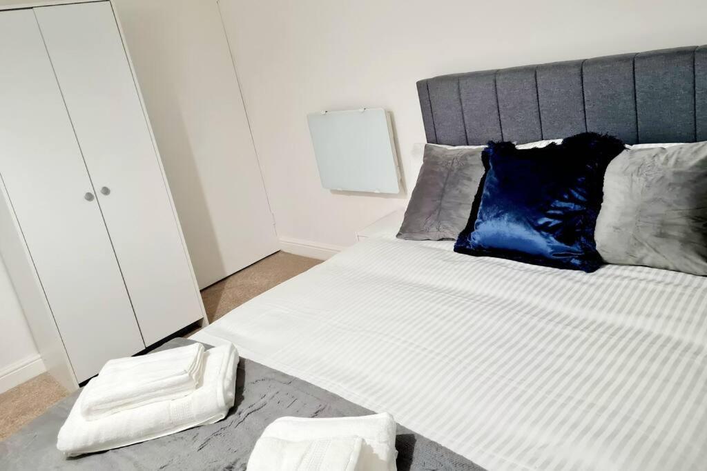 Cosy Luxurious 3 Bedroom House, Free Parking, Free Wifi, Private Garden, Free Netflix Havering المظهر الخارجي الصورة
