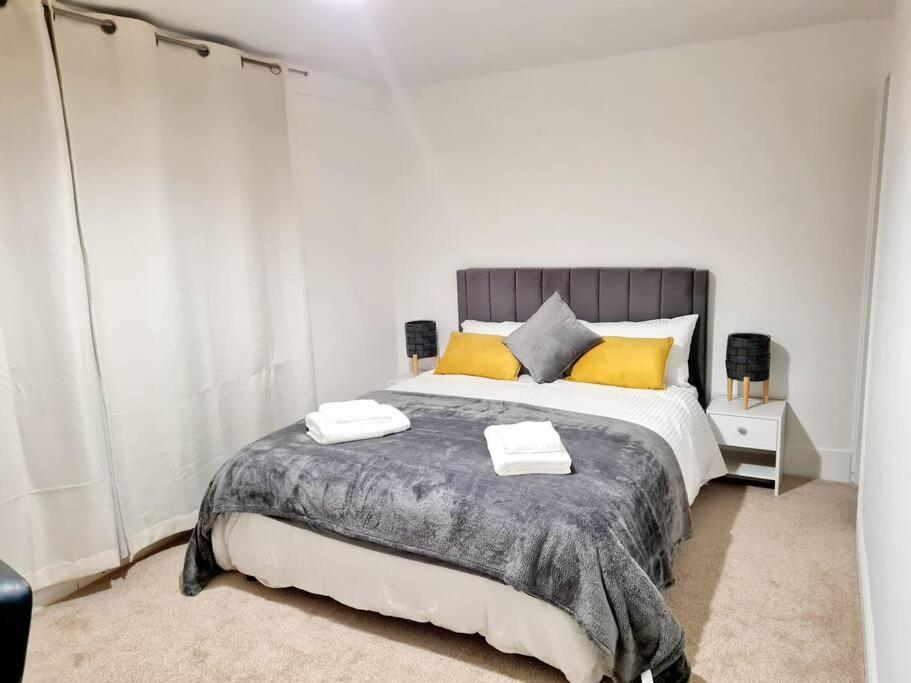 Cosy Luxurious 3 Bedroom House, Free Parking, Free Wifi, Private Garden, Free Netflix Havering المظهر الخارجي الصورة