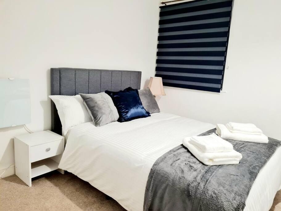 Cosy Luxurious 3 Bedroom House, Free Parking, Free Wifi, Private Garden, Free Netflix Havering المظهر الخارجي الصورة