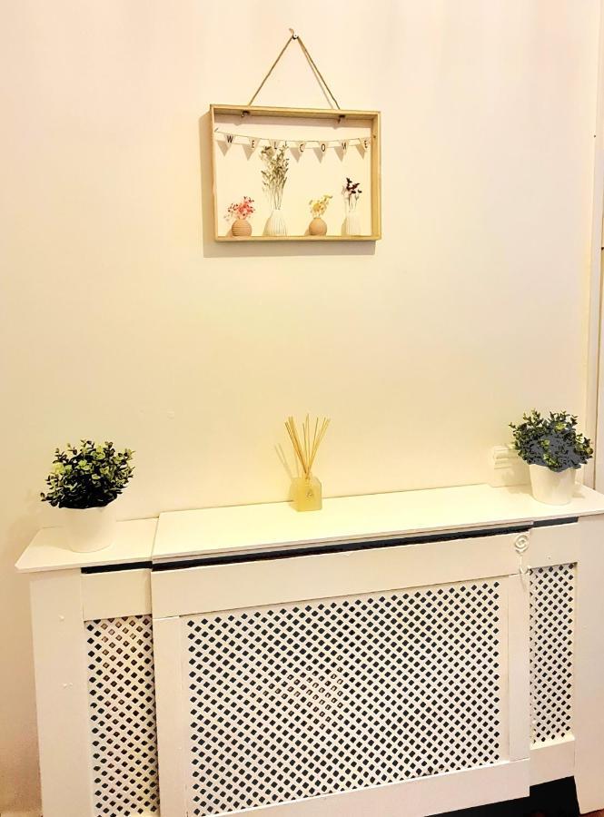 Cosy Luxurious 3 Bedroom House, Free Parking, Free Wifi, Private Garden, Free Netflix Havering المظهر الخارجي الصورة
